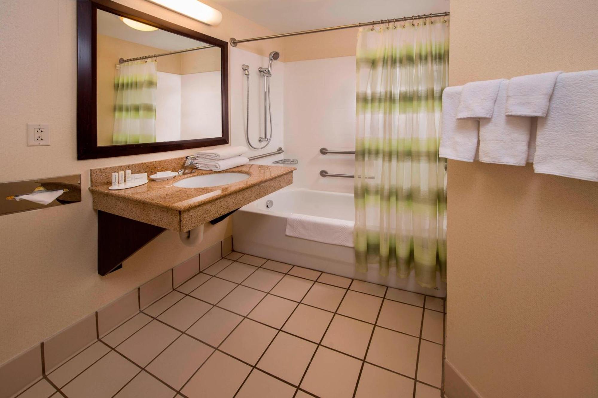 Hotel Springhill By Marriott 3*